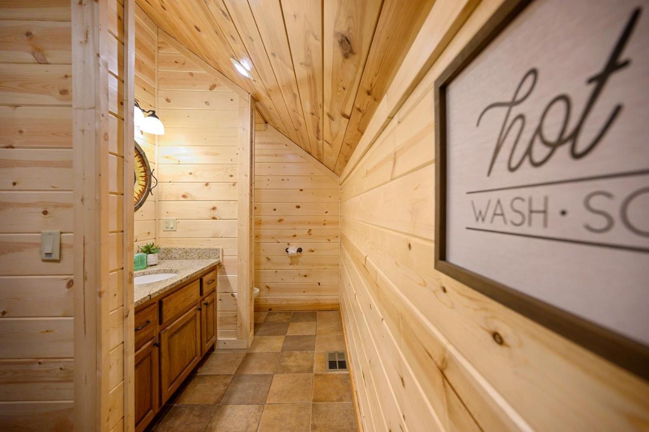 The Eastwood Spacious Retreat With 4 King En-Suites - Hot Tub - Pet-Friendly - Cozy Fire Pit - Prime Location - Multi-Family Broken Bow Exteriör bild