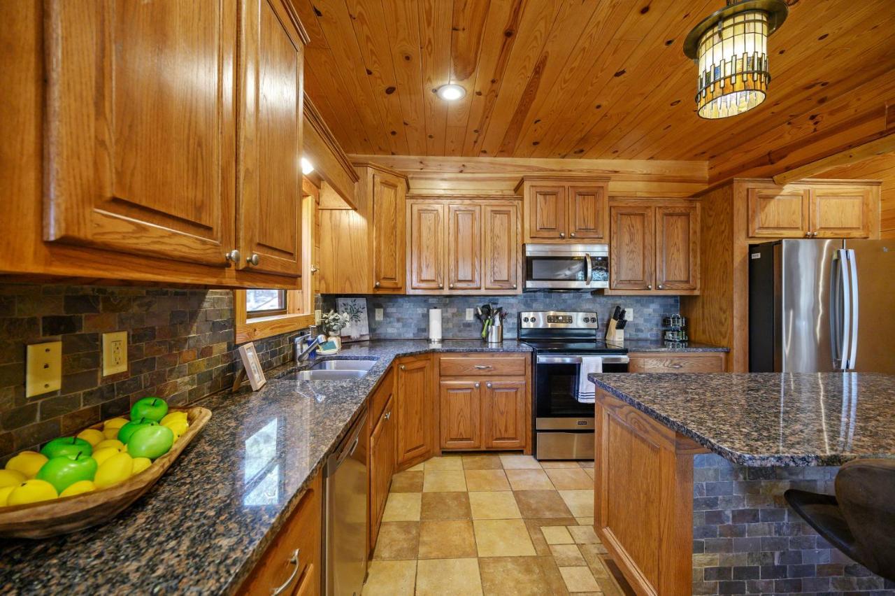 The Eastwood Spacious Retreat With 4 King En-Suites - Hot Tub - Pet-Friendly - Cozy Fire Pit - Prime Location - Multi-Family Broken Bow Exteriör bild