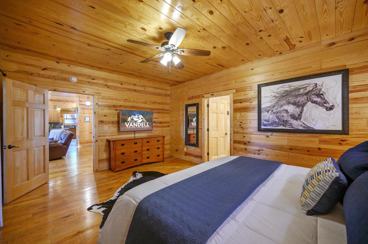The Eastwood Spacious Retreat With 4 King En-Suites - Hot Tub - Pet-Friendly - Cozy Fire Pit - Prime Location - Multi-Family Broken Bow Exteriör bild