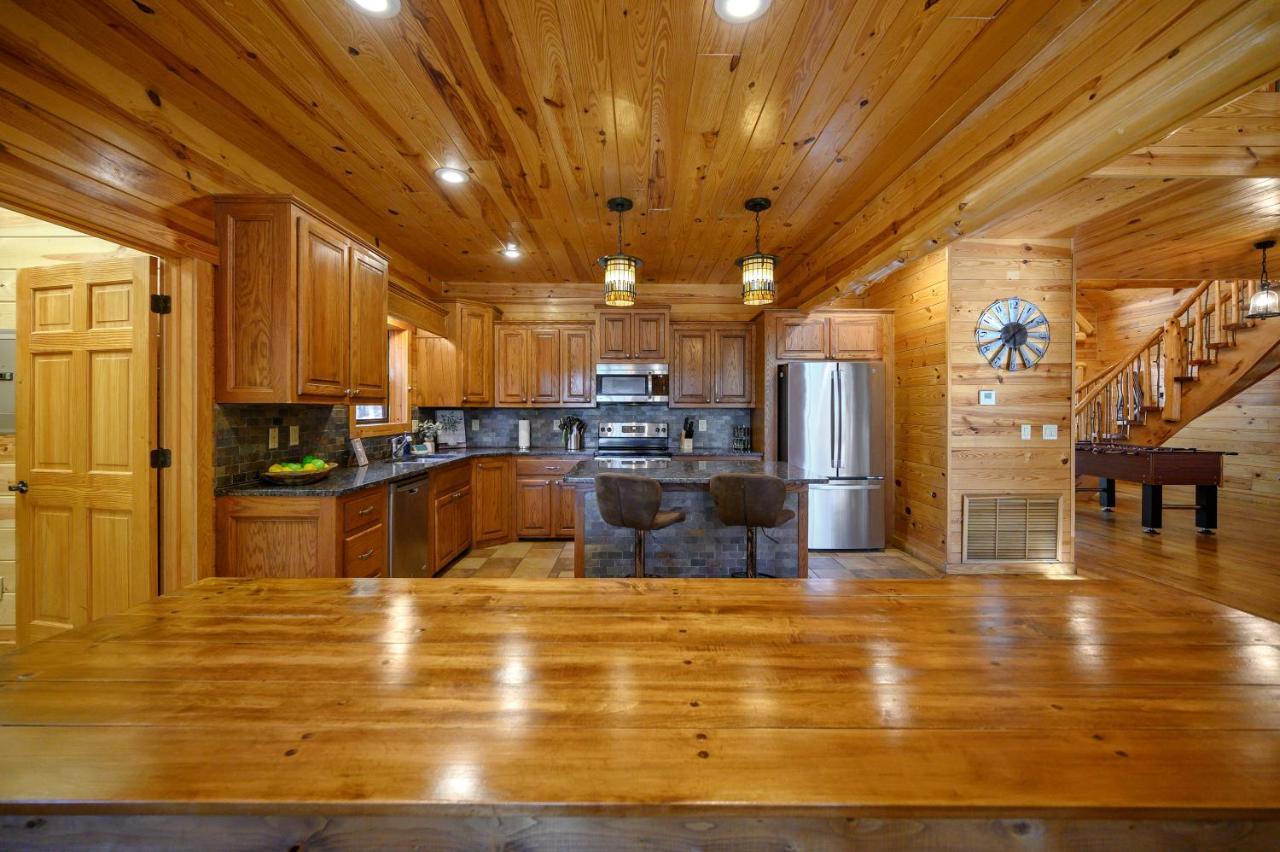 The Eastwood Spacious Retreat With 4 King En-Suites - Hot Tub - Pet-Friendly - Cozy Fire Pit - Prime Location - Multi-Family Broken Bow Exteriör bild