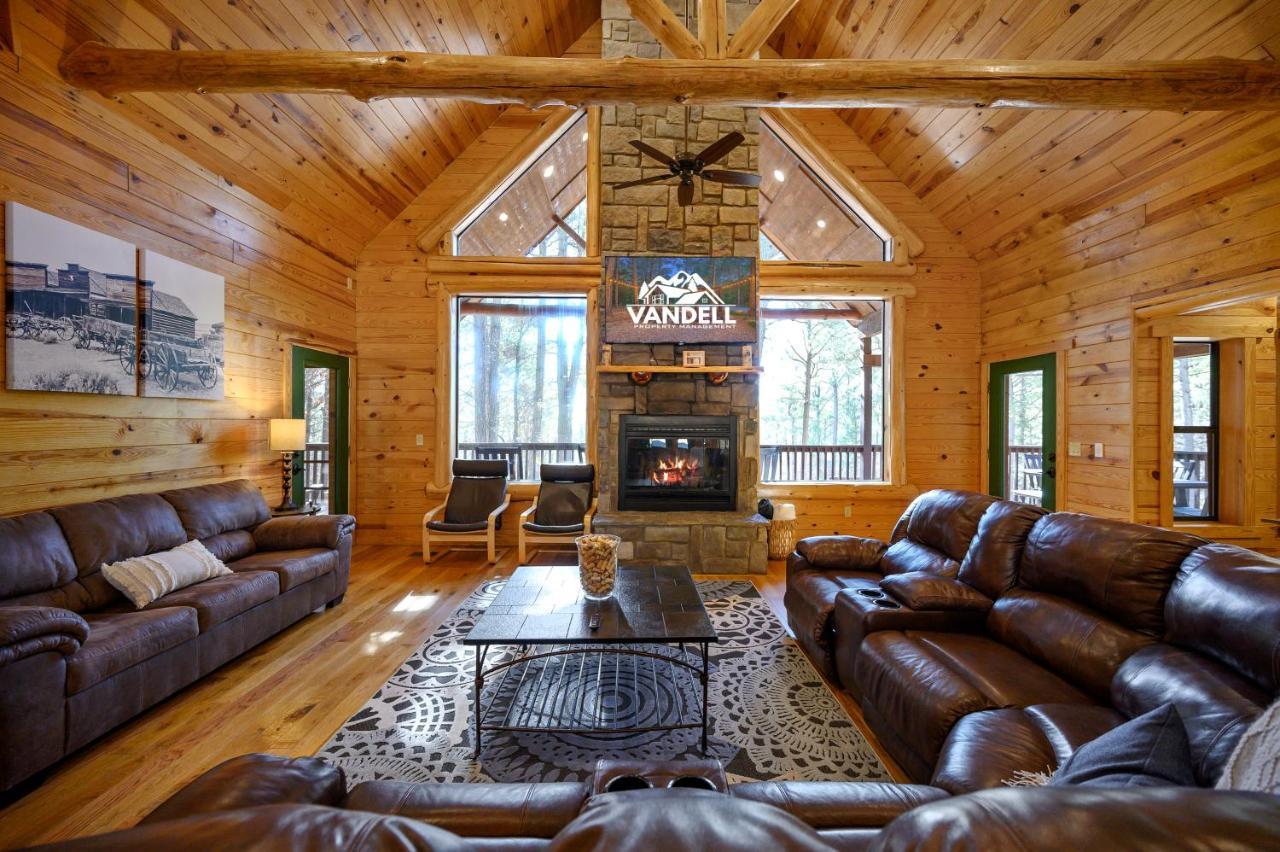 The Eastwood Spacious Retreat With 4 King En-Suites - Hot Tub - Pet-Friendly - Cozy Fire Pit - Prime Location - Multi-Family Broken Bow Exteriör bild