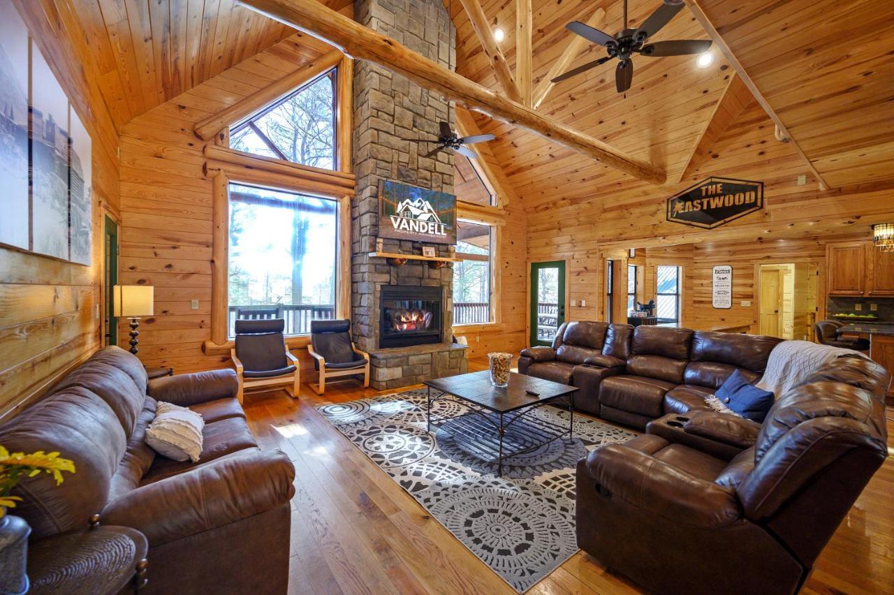 The Eastwood Spacious Retreat With 4 King En-Suites - Hot Tub - Pet-Friendly - Cozy Fire Pit - Prime Location - Multi-Family Broken Bow Exteriör bild