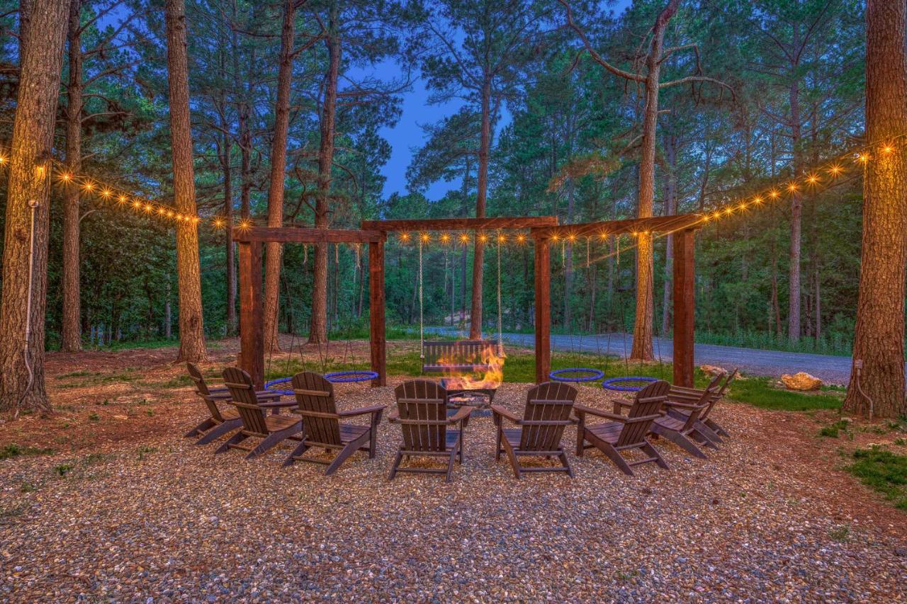 The Eastwood Spacious Retreat With 4 King En-Suites - Hot Tub - Pet-Friendly - Cozy Fire Pit - Prime Location - Multi-Family Broken Bow Exteriör bild