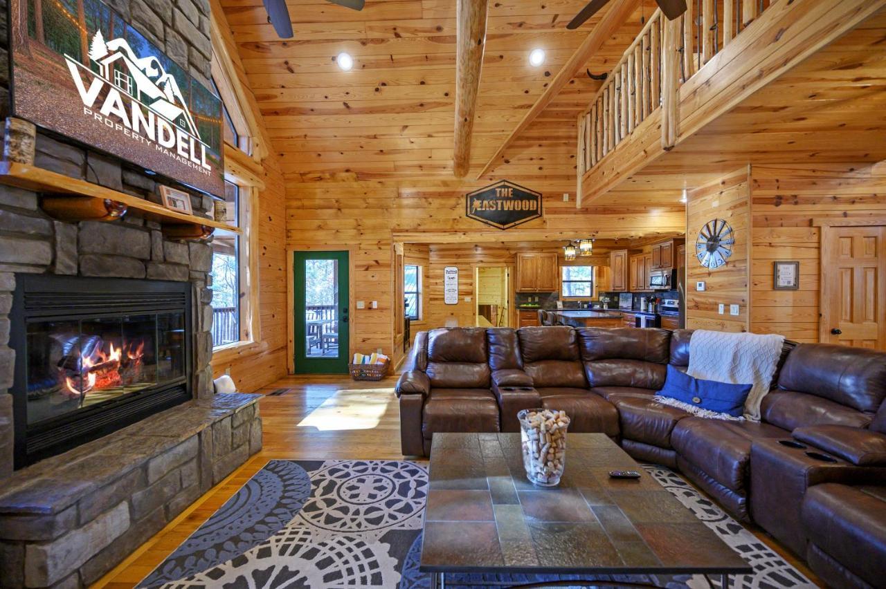 The Eastwood Spacious Retreat With 4 King En-Suites - Hot Tub - Pet-Friendly - Cozy Fire Pit - Prime Location - Multi-Family Broken Bow Exteriör bild