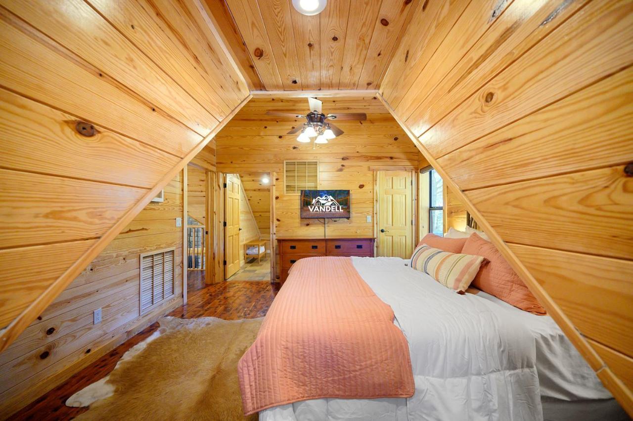 The Eastwood Spacious Retreat With 4 King En-Suites - Hot Tub - Pet-Friendly - Cozy Fire Pit - Prime Location - Multi-Family Broken Bow Exteriör bild